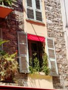 even the windows here are different from the ones in Cannes!)