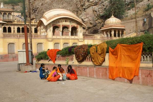 ����� ����